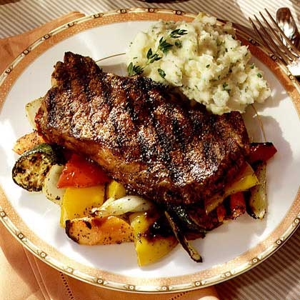 브라운소스를 얹은 홈메이드 스테이크